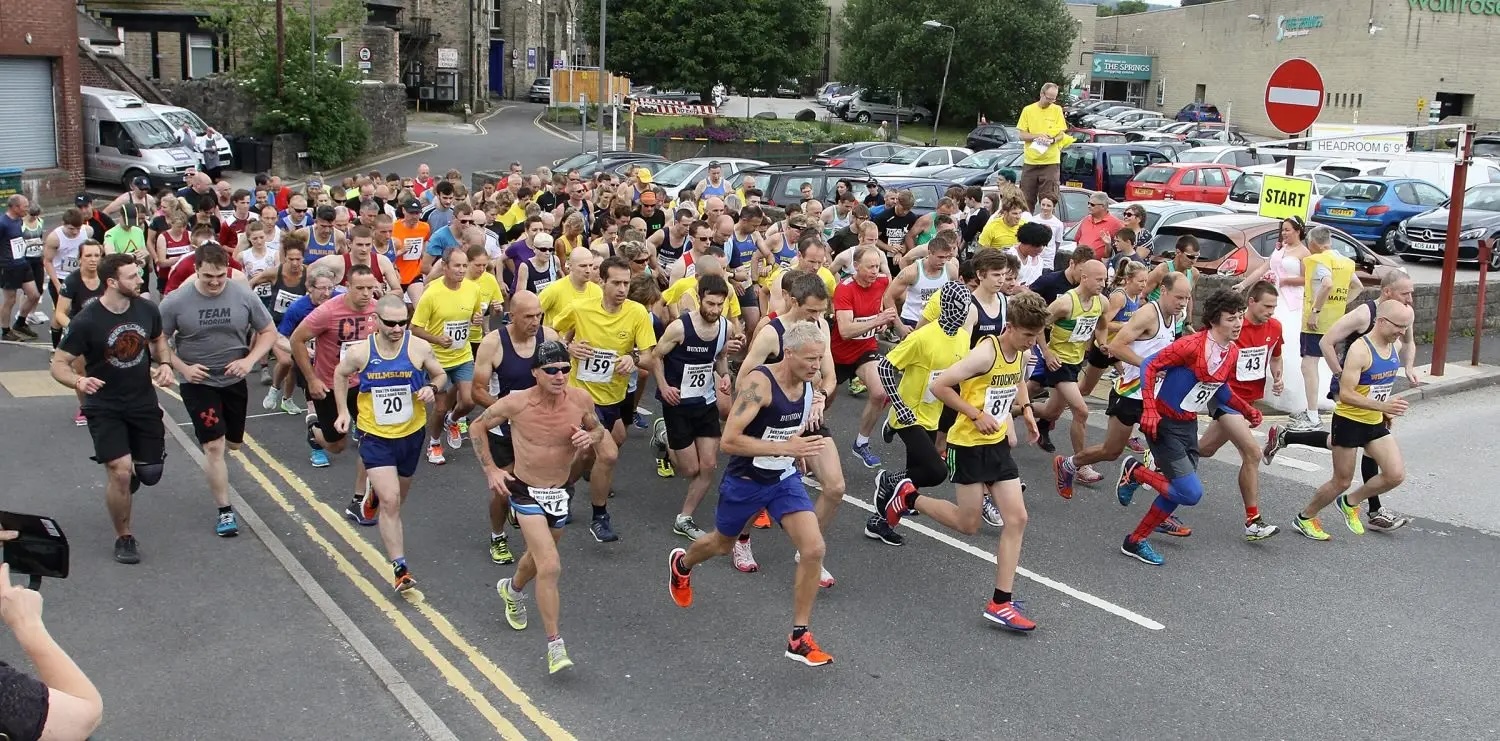 Runners setting off at the start of the Buxton Carnival 4